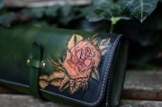 Zelená peněženka s růží